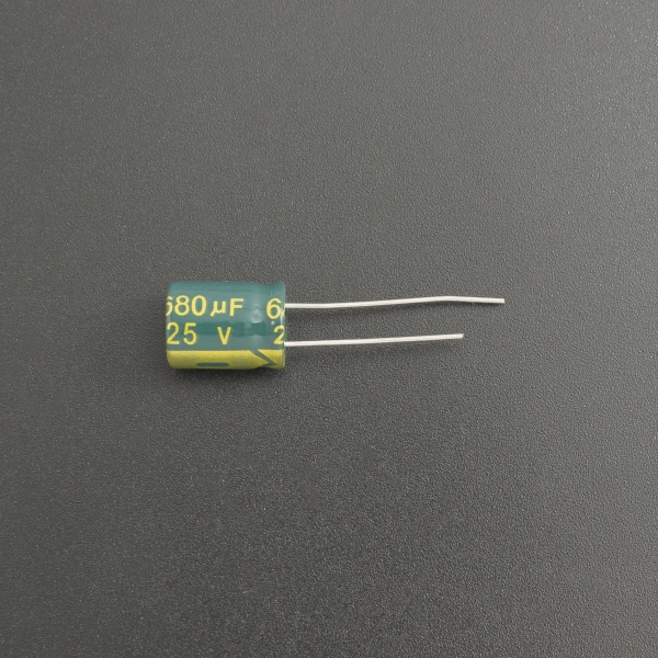 Capacitor Electrolítico De Aluminio 680uF 25V 10x13 mm Genérico - 2